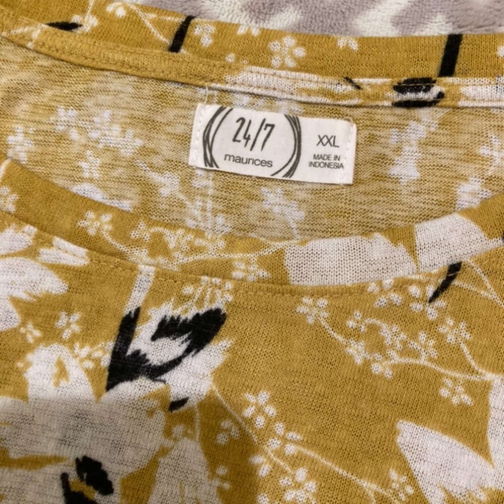 Maurices 24/7 Gold Short Sleeve Floral Top, Size XXL